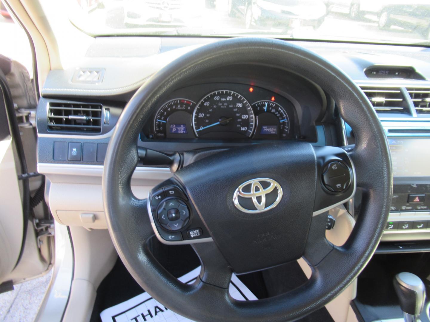 2014 /Tan Toyota Camry L (4T4BF1FK2ER) with an 2.5L L4 DOHC 16V engine, Automatic transmission, located at 1511 North Shepherd Dr., Houston, TX, 77008, (281) 657-1221, 29.798361, -95.412560 - 2014 TOYOTA CAMRY LE VIN: 4T4BF1FK2ER364962 4 T 4 B F 1 F K 2 E R 3 6 4 9 6 2 SEDAN 4 DR 2.5L I4 F DOHC 16V GASOLINE FRONT WHEEL DRIVE - Photo#3